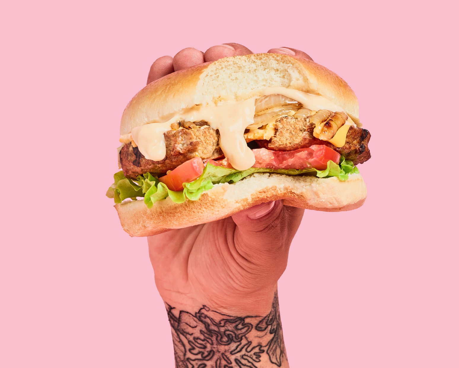 Hamburguesa con salsa vegana tocineta