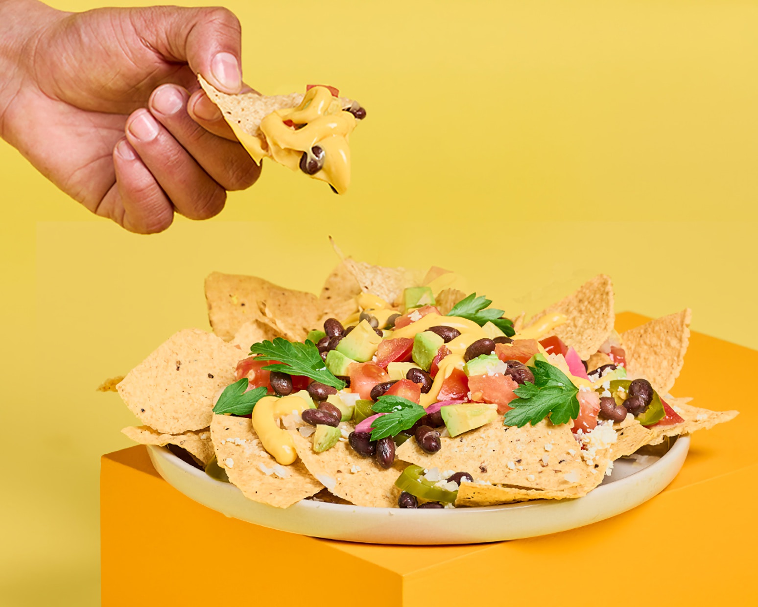 Totopos de maiz con salsa vegana cheddar chipotle