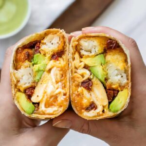 Burrito de desayuno relleno de tocino con Salsa Vegana Tocineta